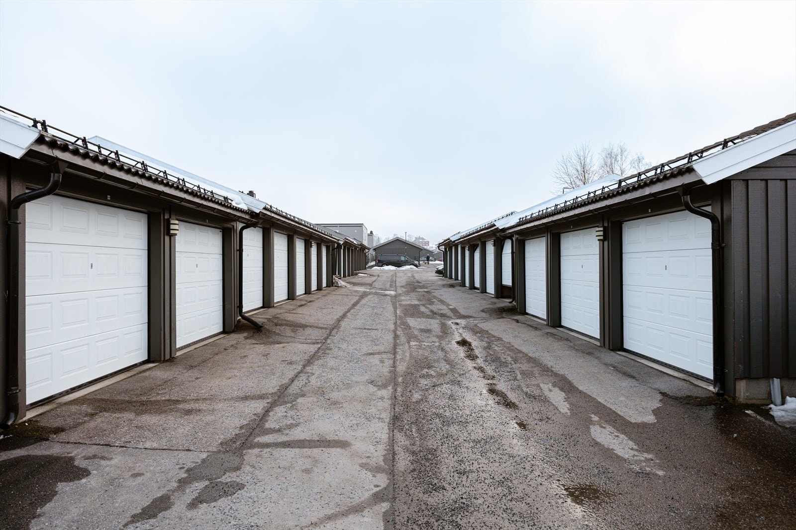Garasjeplass med kort gangavstand til huset og elbillader montert. Galleribilde