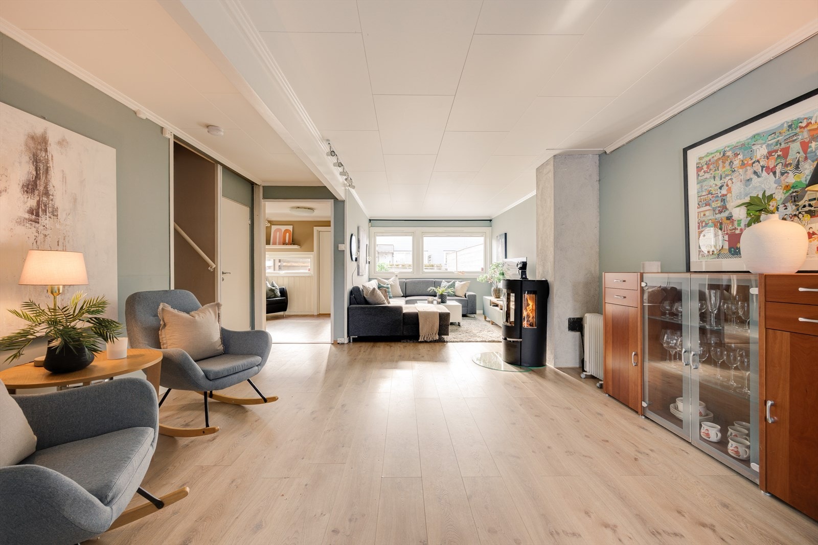 Den romslige stuen kan møbleres med skjermet TV-krok, en romslig spisestuedel i tilknytning til kjøkkenet, samt en egen nisje som egner seg perfekt til lesekrok, hjemmekontor eller bibliotek. Galleribilde