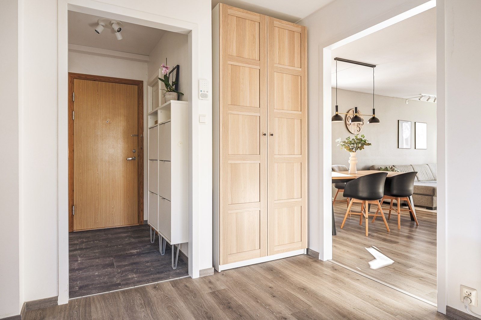 Fra mellomgang er det inngang til både stue og kjøkken Galleribilde