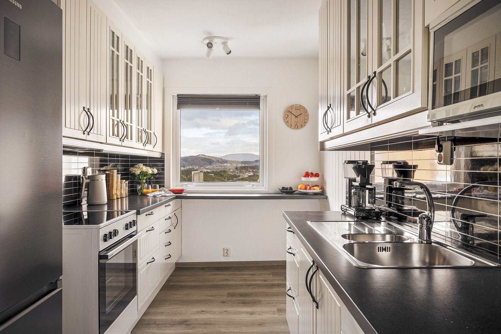 Kjøkkenet er på 9 kvm og har lyse profilerte fronter Galleribilde