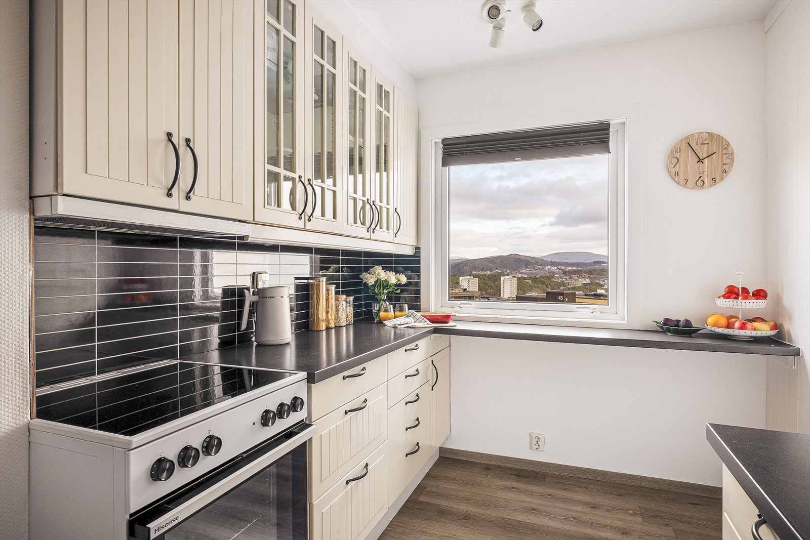 Barløsning på kjøkkenet med nydelig utsikt Galleribilde