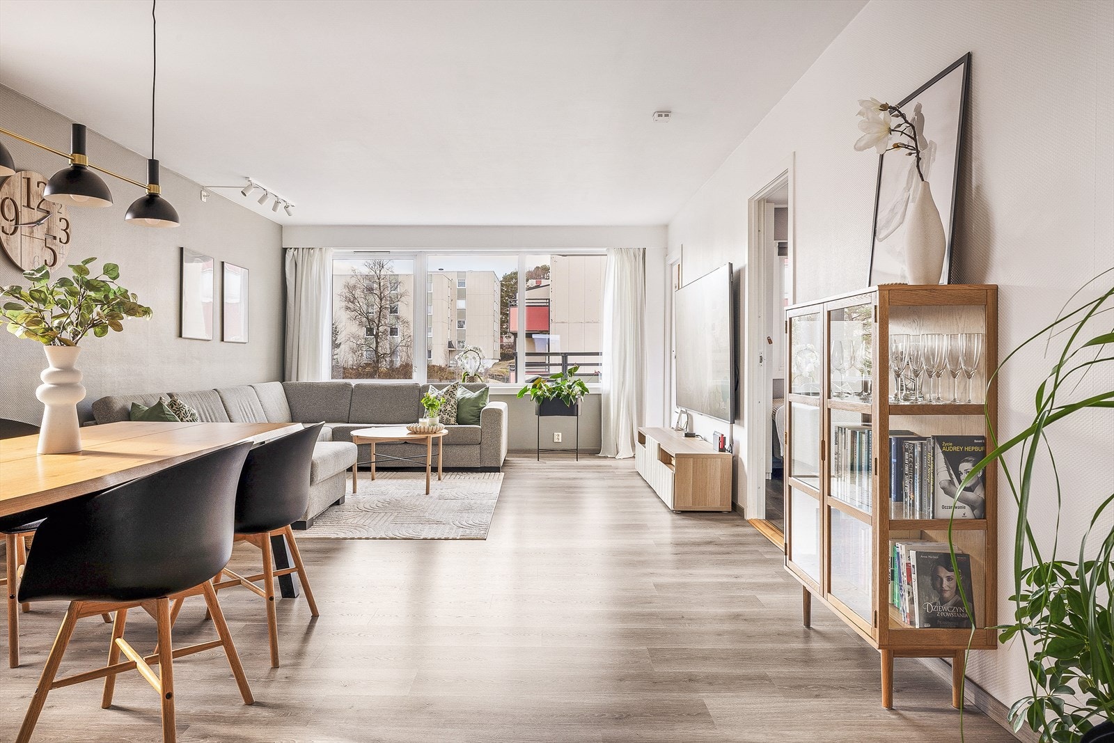 Stor og romslig stue med god plass til både sofagruppe og spisebord Galleribilde