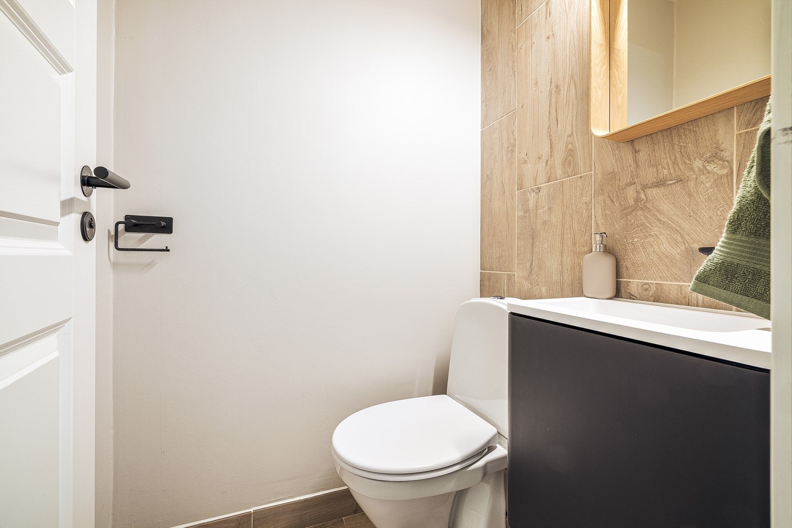 Separat toalettrom ligger vis a vis med badet, begge med inngang fra entré Galleribilde