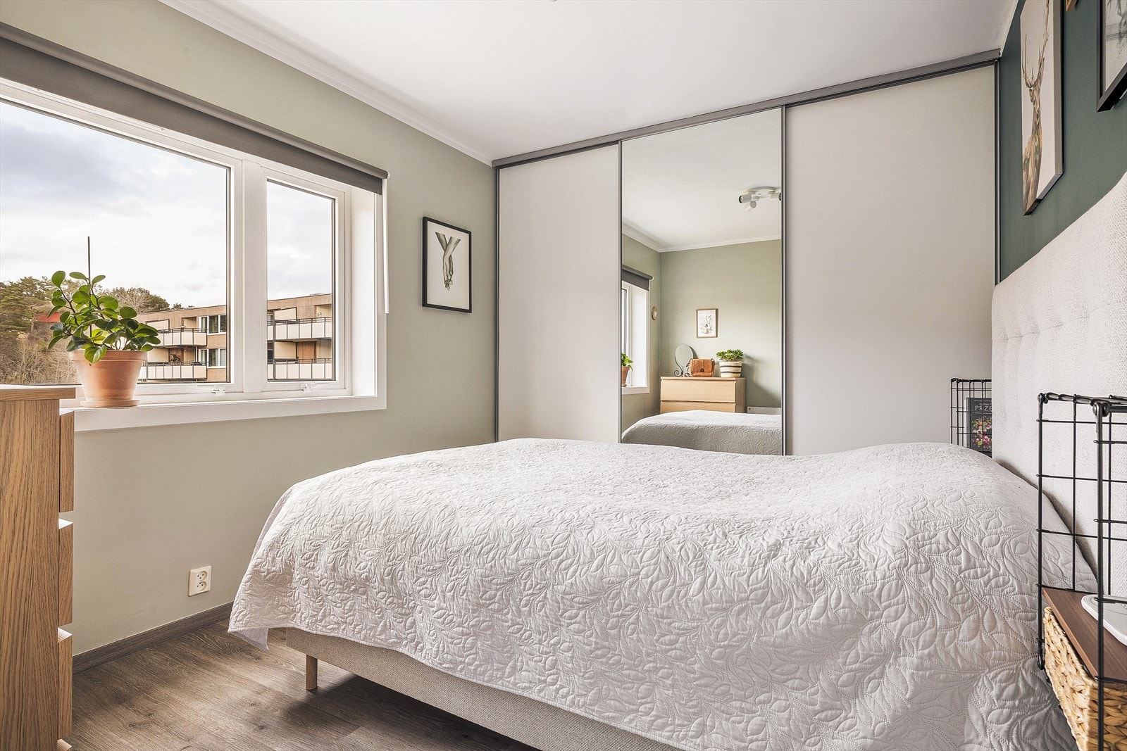 Romslig hovedsoverom med stor skyvedørsgarderobe Galleribilde