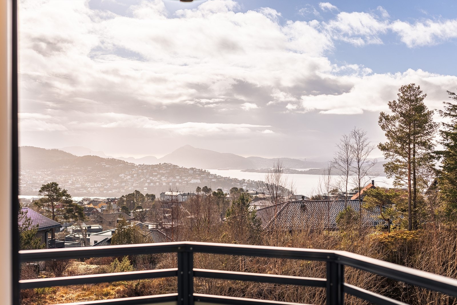 Nydelig utsikt over Haukedalen, Eidsvågneset og over byfjorden til Askøy Galleribilde