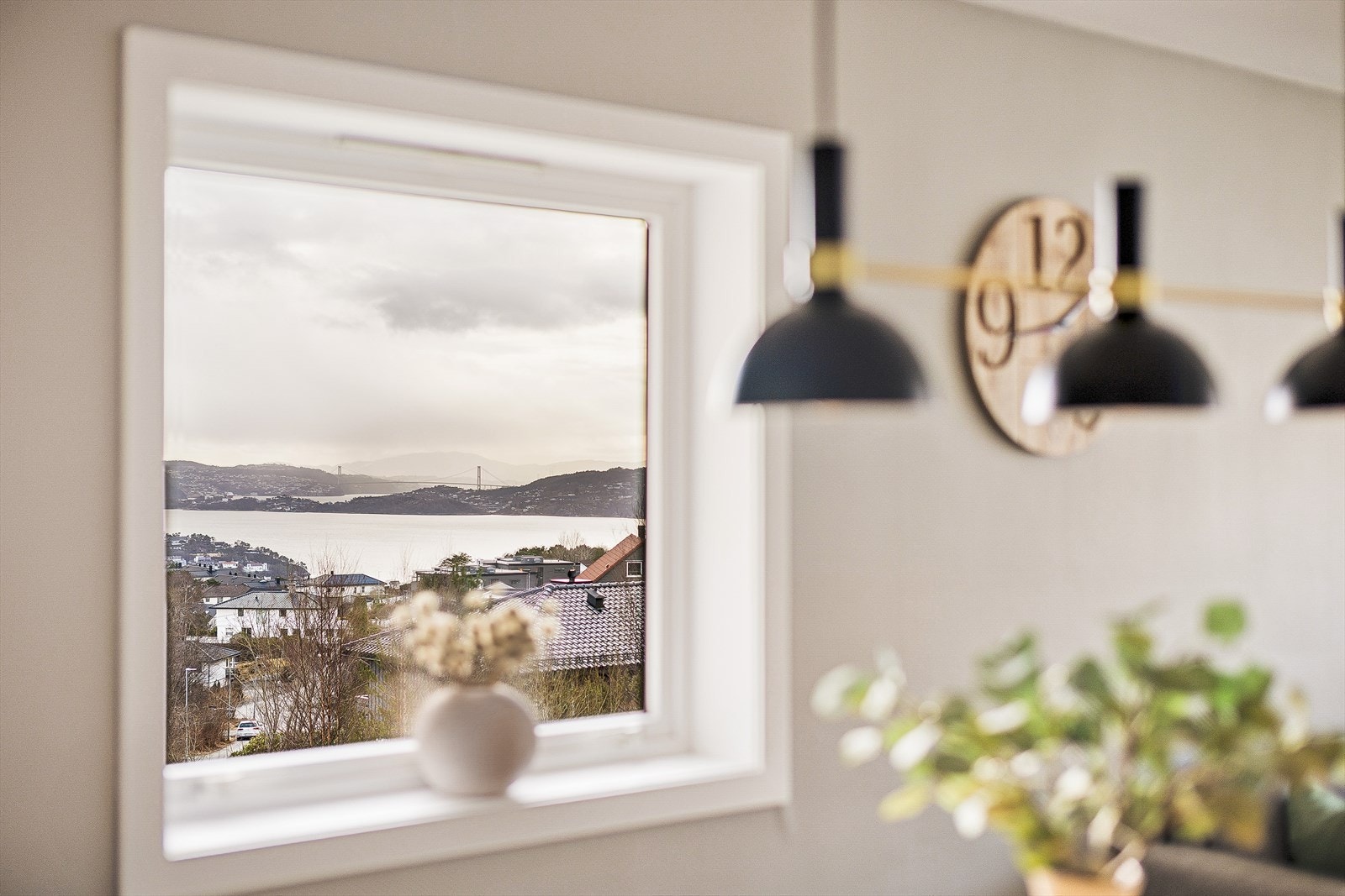 Nydelig utsikt både fra balkong og fra stuevinduene Galleribilde