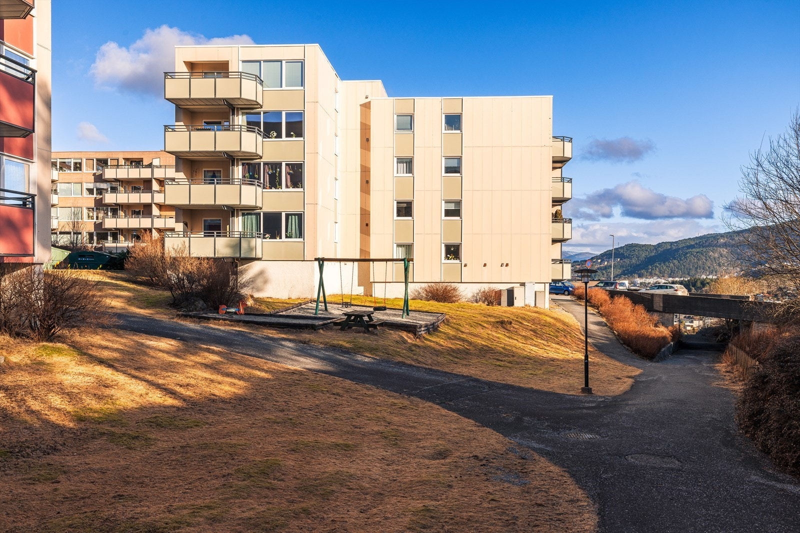 Attraktiv beliggenhet med store grøntarealer, lekeplasser og bilfri skolevei Galleribilde