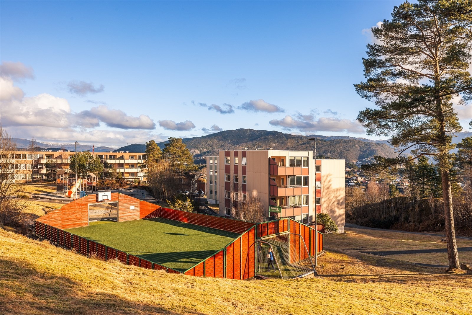 Ballbinge og flere lekeplasser i borettslaget, med bilfrie gangveier. Galleribilde