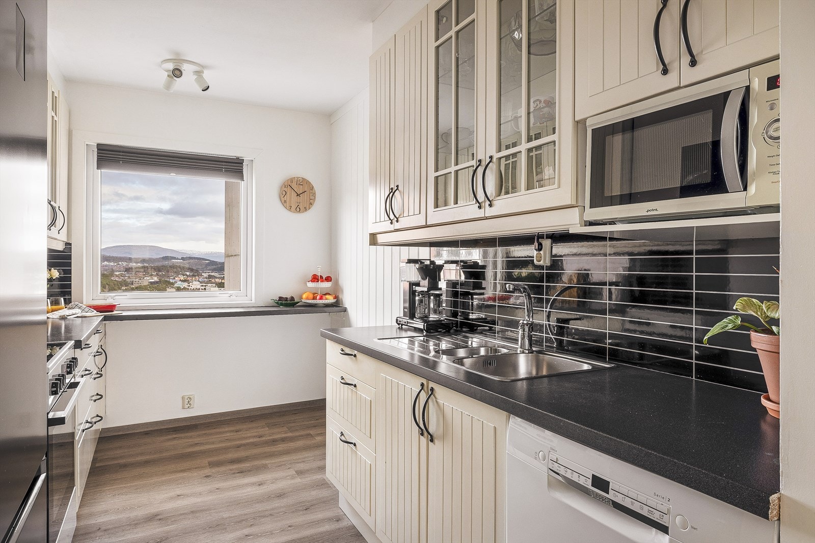 Praktisk løsning gir godt med benk- og skapplass Galleribilde