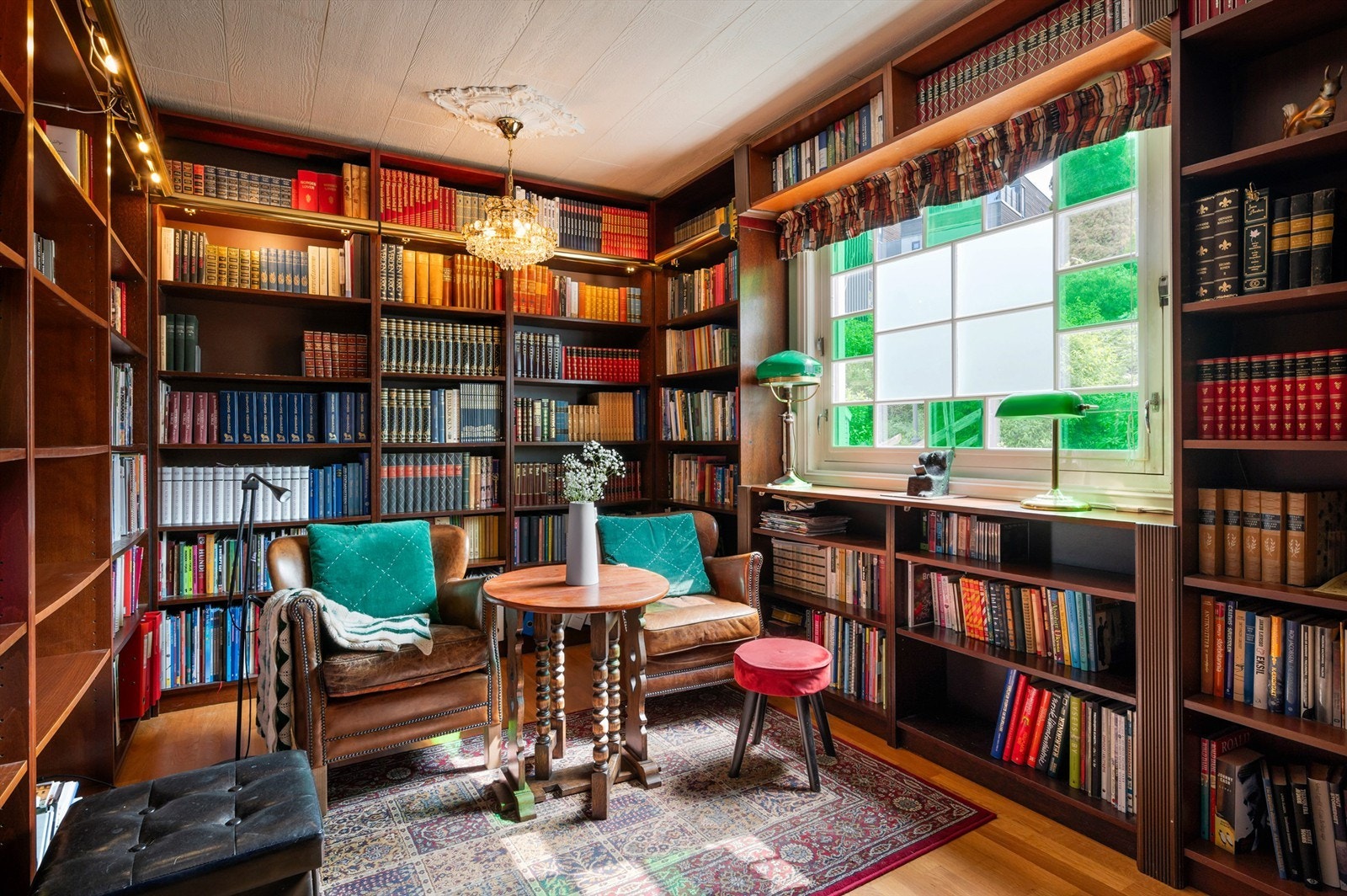 Like ved kjøkkenet ligger biblioteket, som også benyttes som TV-stue per i dag. Galleribilde