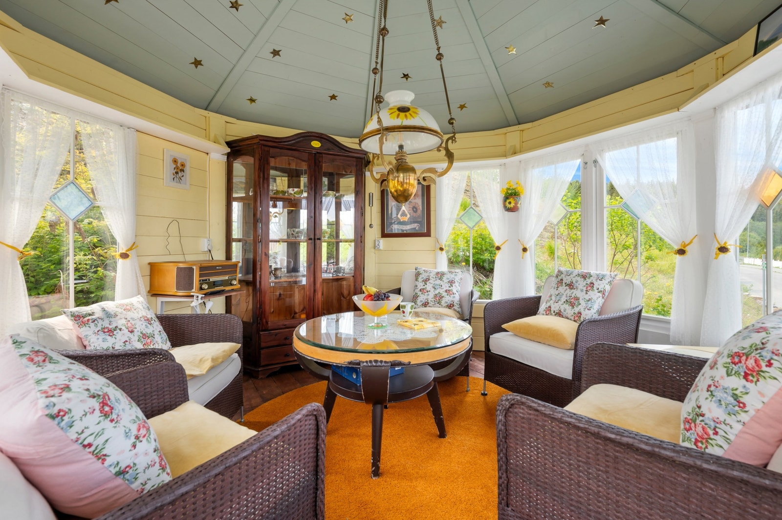 Utendørsstua har innlagt strøm og oppvarming via panelovn. Galleribilde