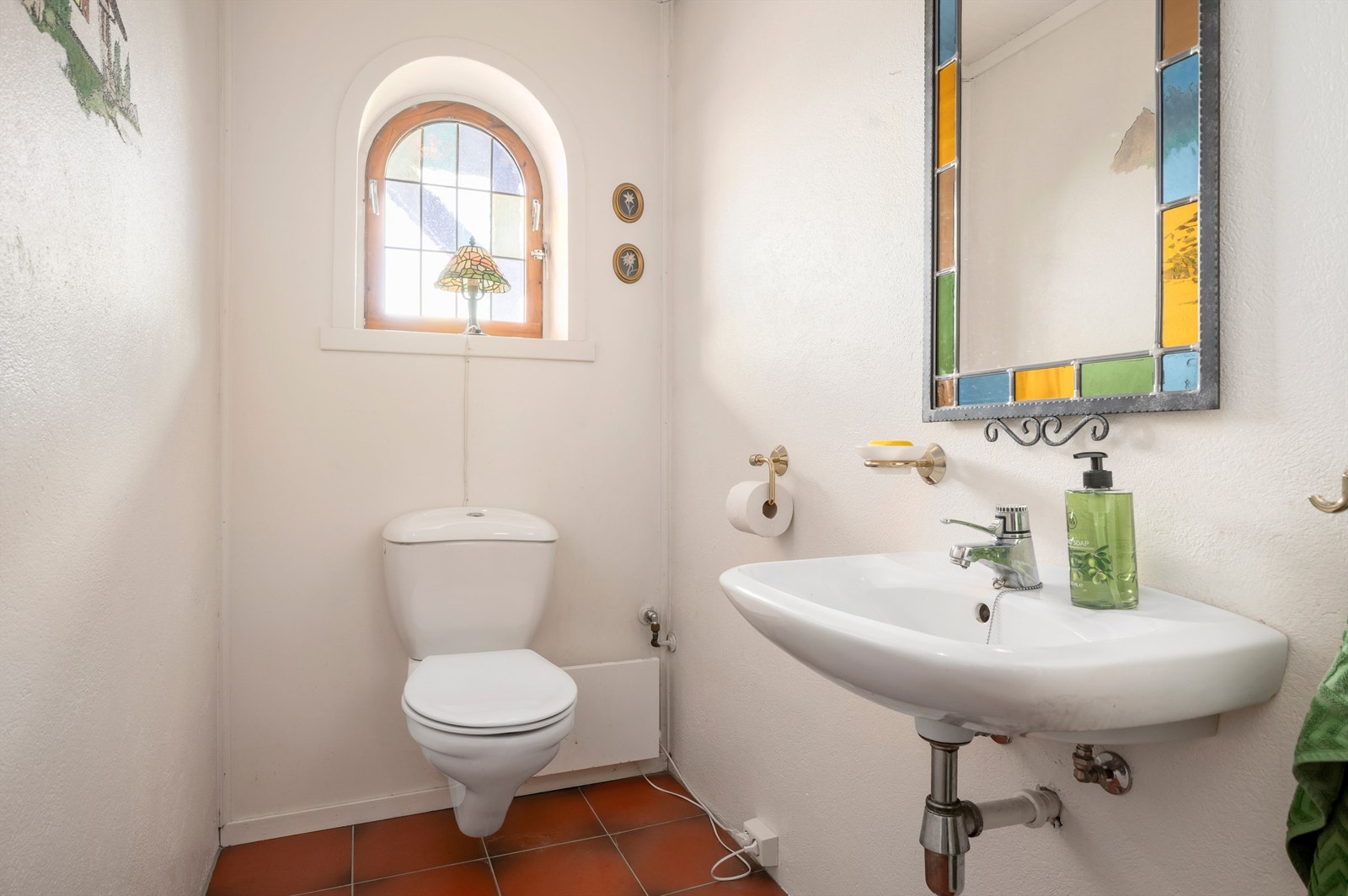 Toalettrom ved hallen i underetasjen. Galleribilde