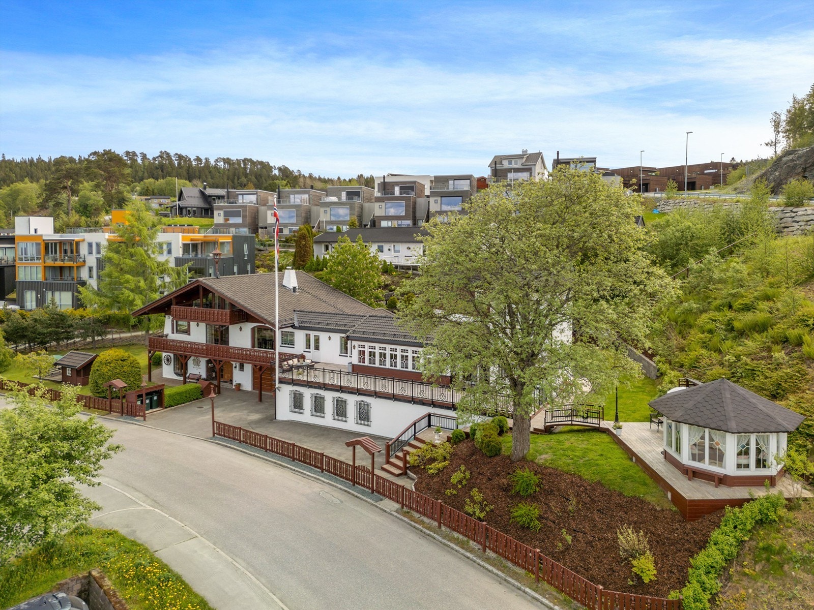 Nabolaget er rolig og familievennlig, og beliggenhet i blindvei gjør området ekstra fredelig. Galleribilde