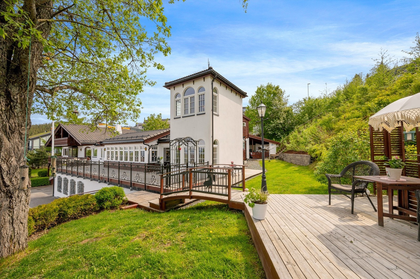 Tomta måler ca. 1.490,5 kvm, og har sol gjennom hele dagen sommerstid. Galleribilde