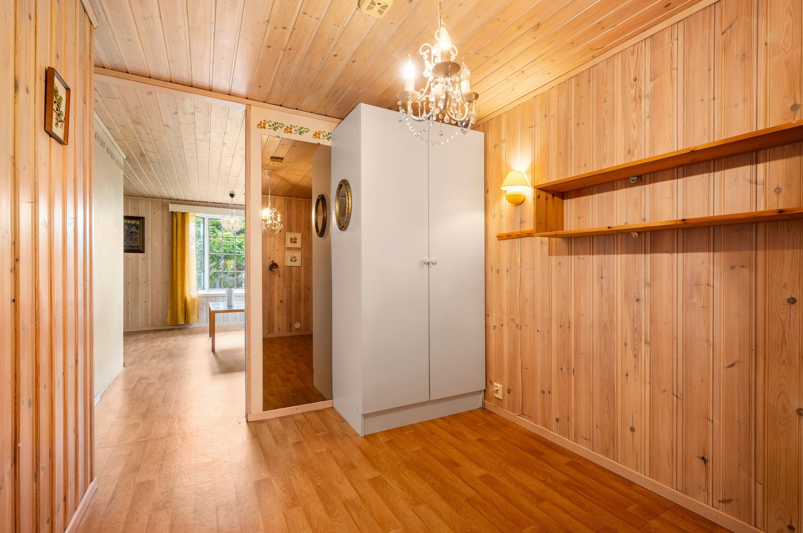 Underetasjen er innredet med en romslig hybel, meget velegnet for utleie. Galleribilde