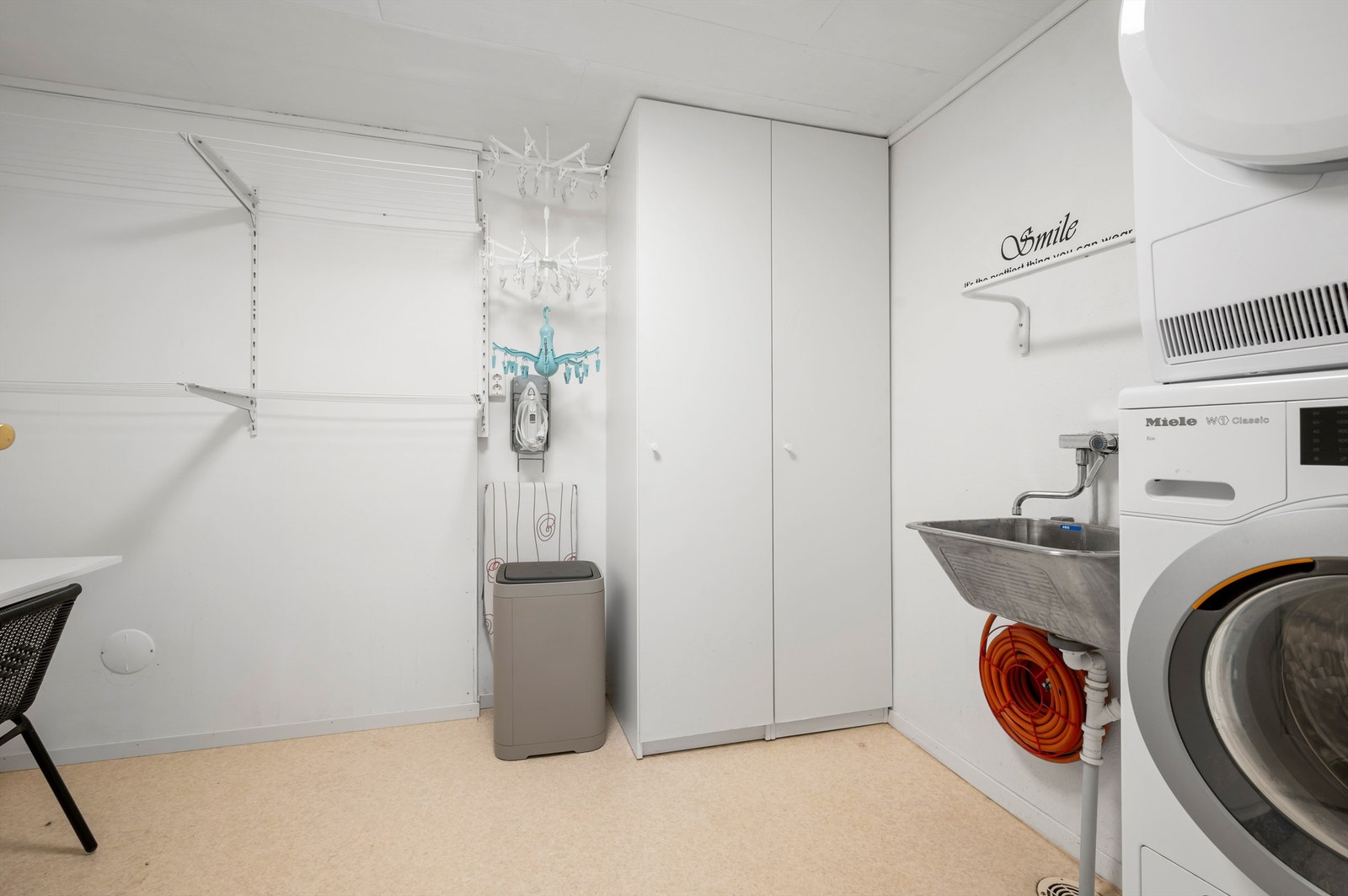 Vaskerommet har god størrelse og en praktisk skittentøyssjakt bak skapdørene. Galleribilde