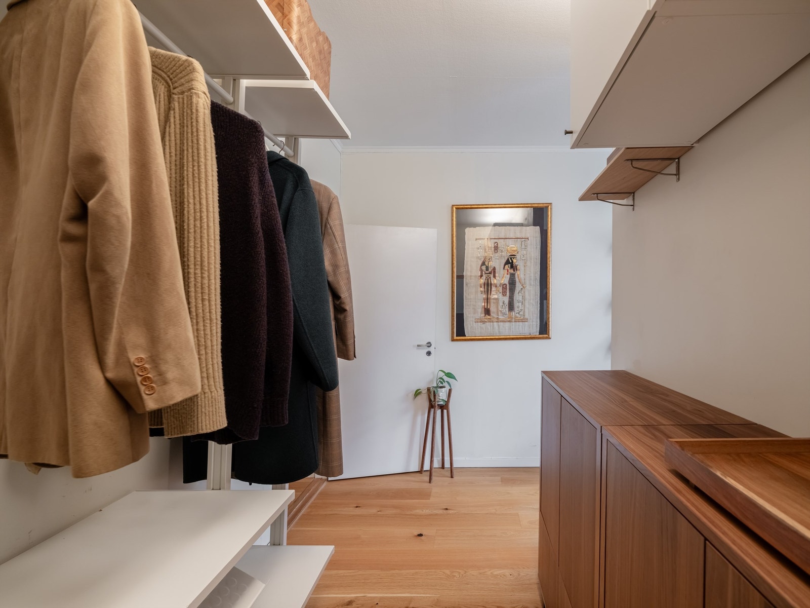 Her er det god plass til å henge fra seg klær og sette fra seg sko. Galleribilde