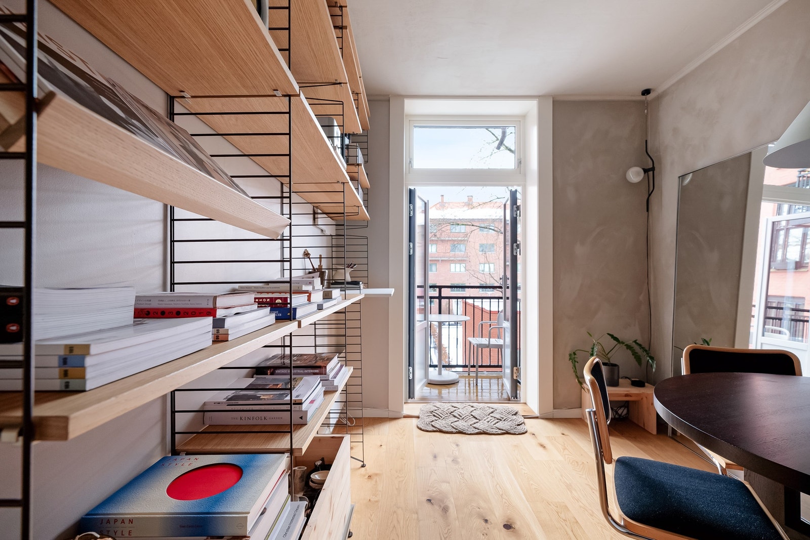 Herfra er det direkte utgang til balkongen gjennom en to-fløyet balkongdør som slipper inn rikelig med dagslys og bidrar til en luftig og åpen følelse i rommet. Galleribilde