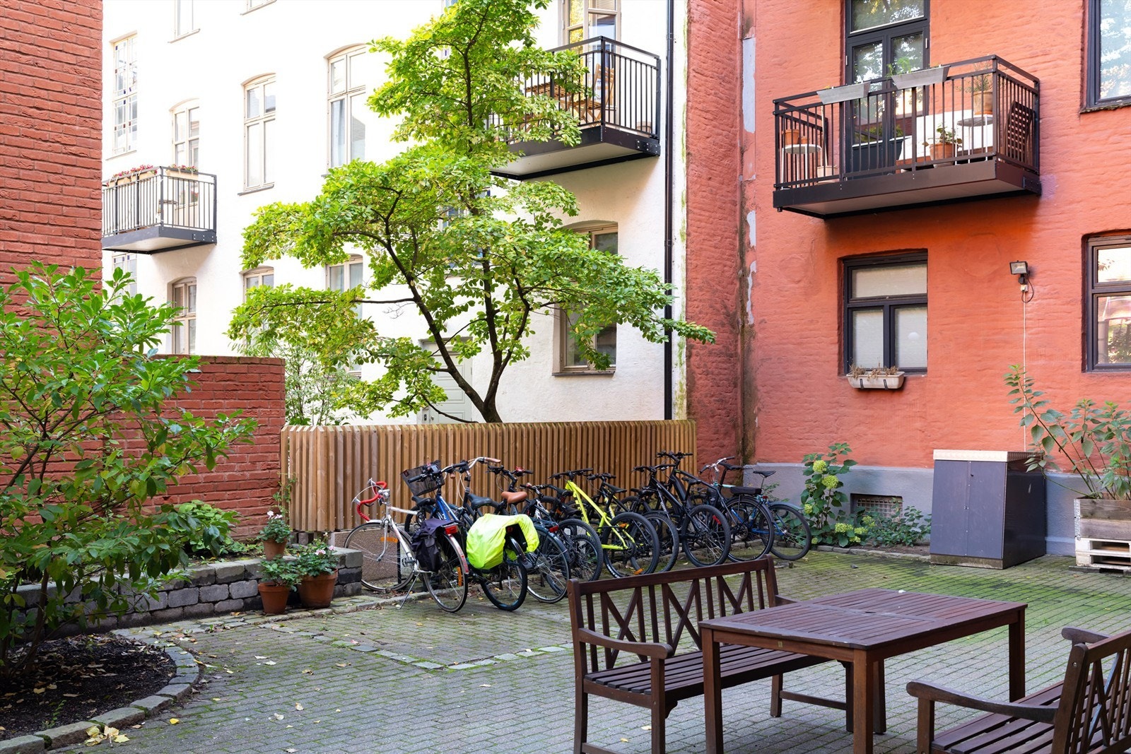 Bakgården er opparbeidet med blant annet internstier, sitteplasser, sykkelparkering og diverse beplantning. Galleribilde