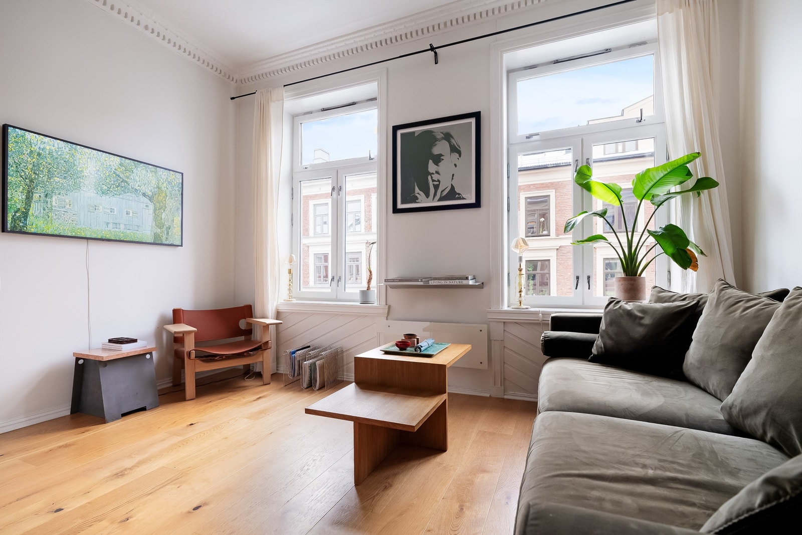 Stuen er romslig og har en takhøyde på hele 2,76 meter, noe som sammen med store vindusflater skaper en luftig og behagelig atmosfære med rikelig naturlig lys. Galleribilde