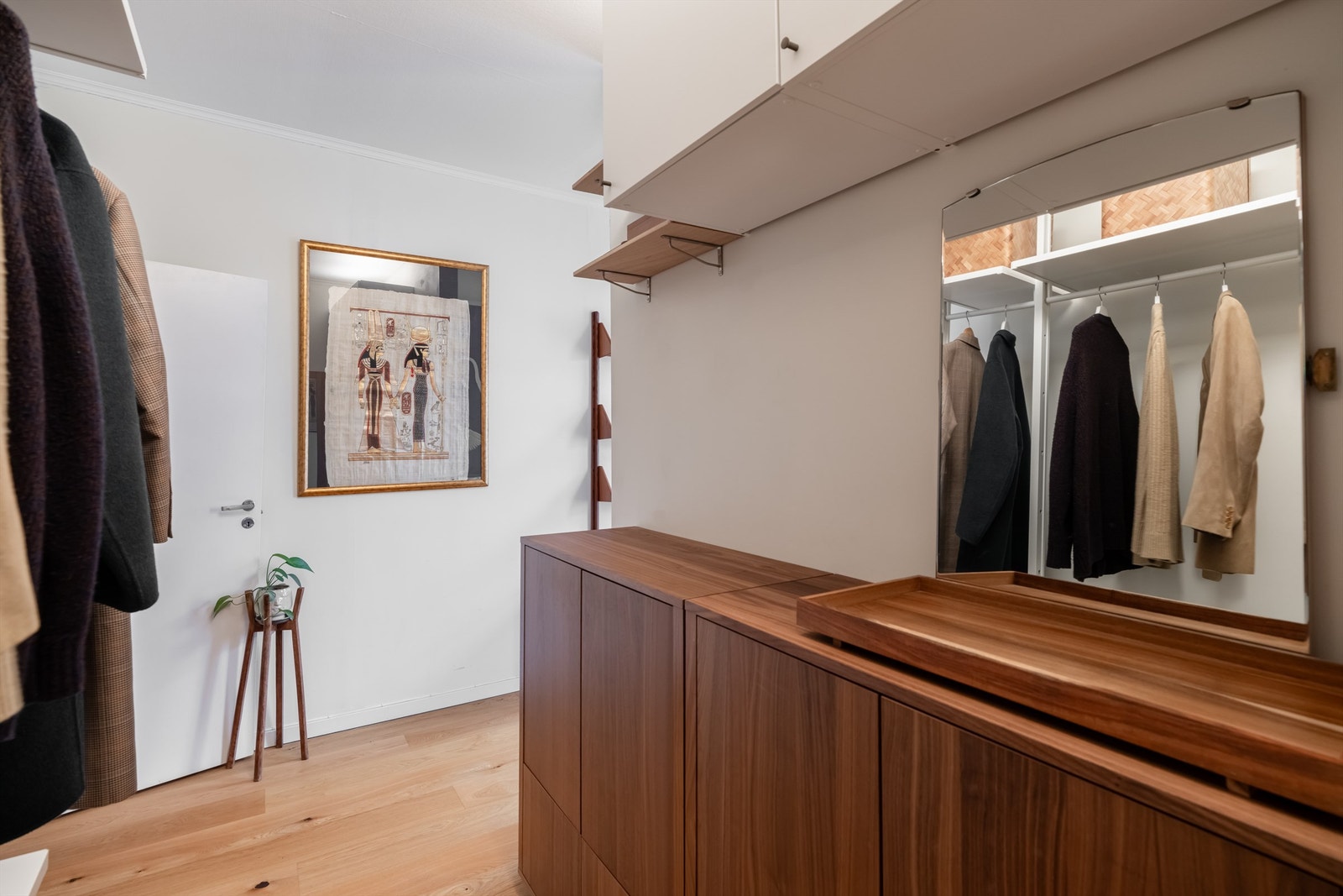 Garderobe. Galleribilde