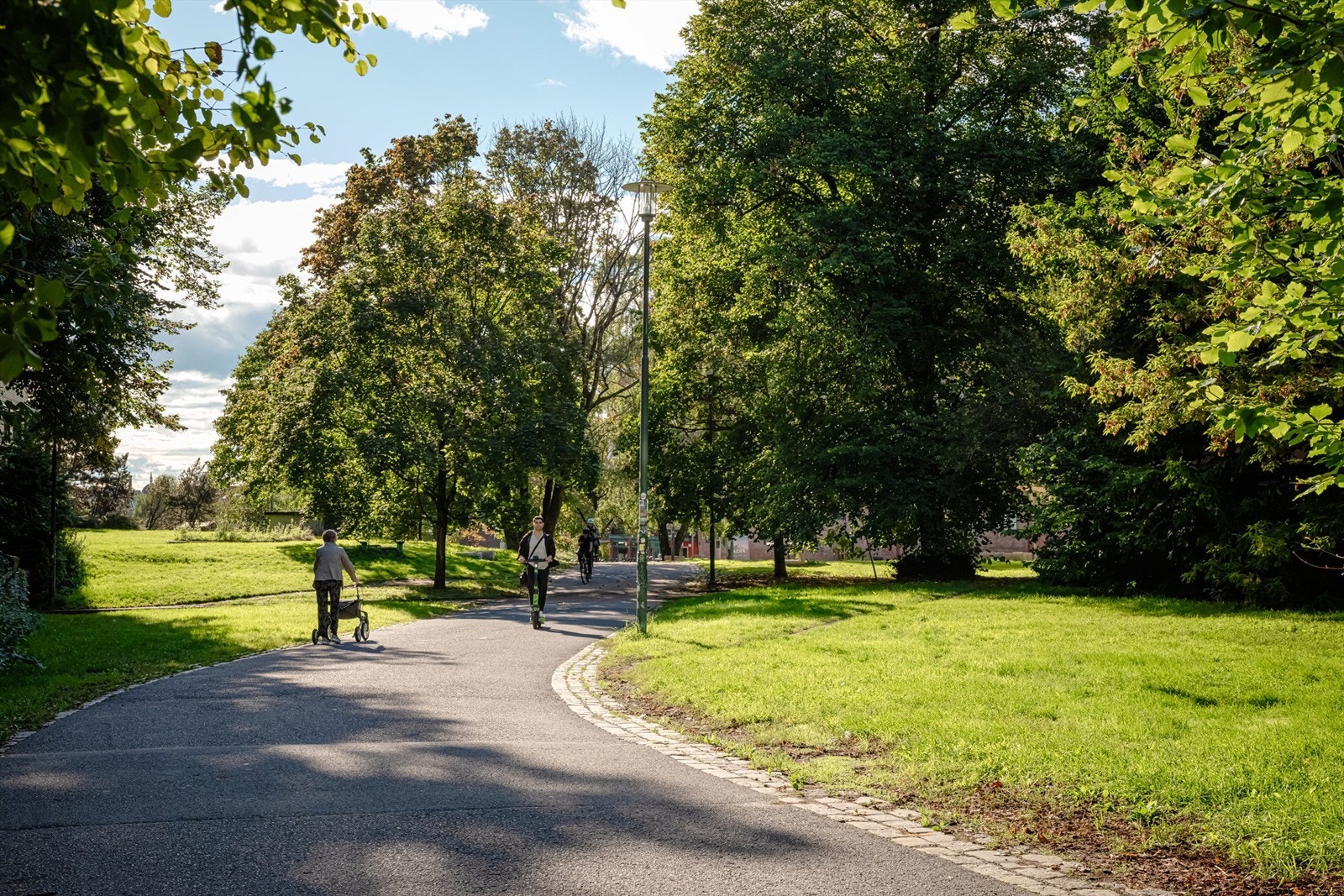 Videre er det også kun en liten rusletur ned til hjertet av Grünerløkka som er kjent for sitt yrende folkeliv med mye restauranter, kaféer og forskjellige nisjeforretninger. Galleribilde