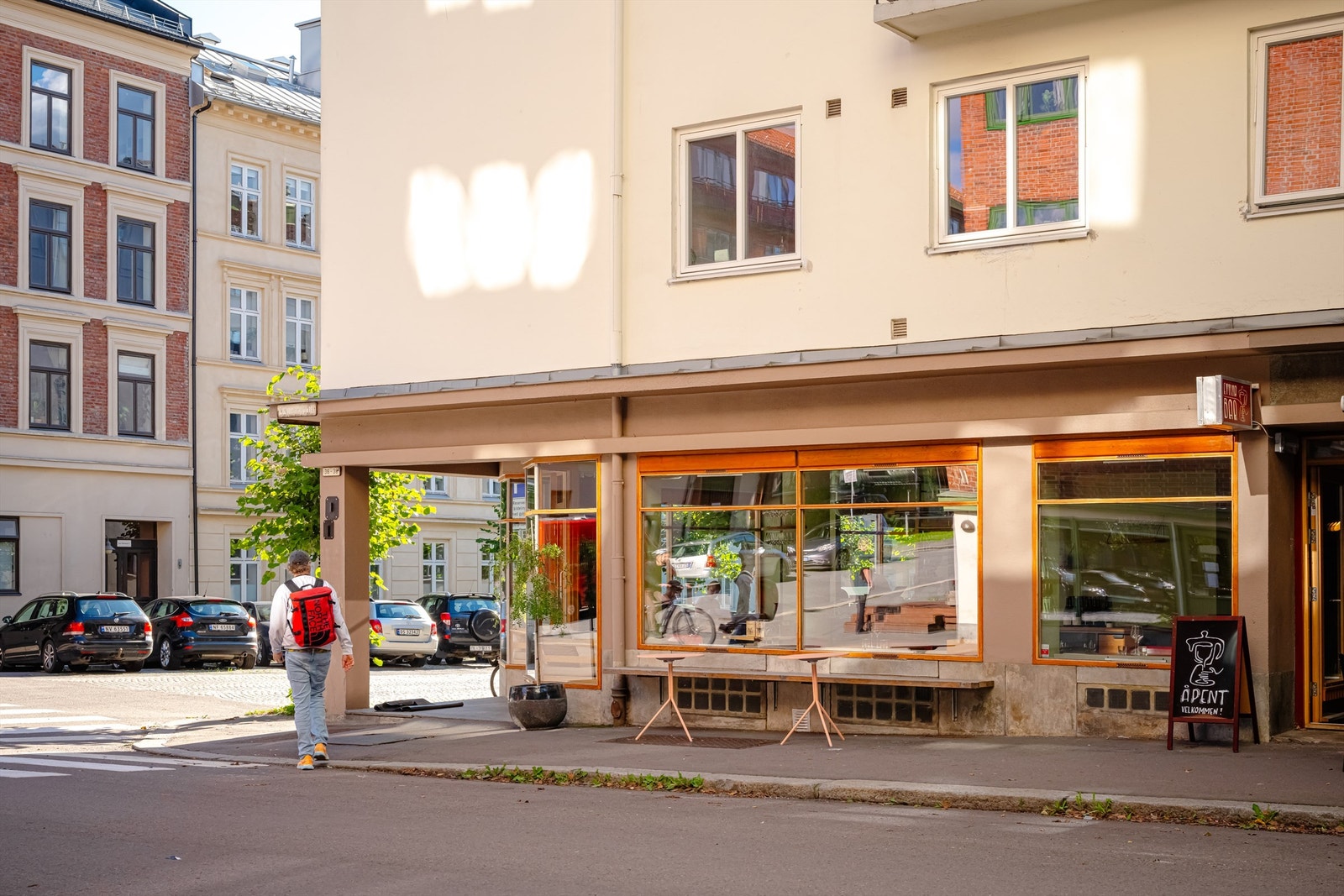 Mange gode tilbud av barer og kafeer rett utenfor døra. Galleribilde