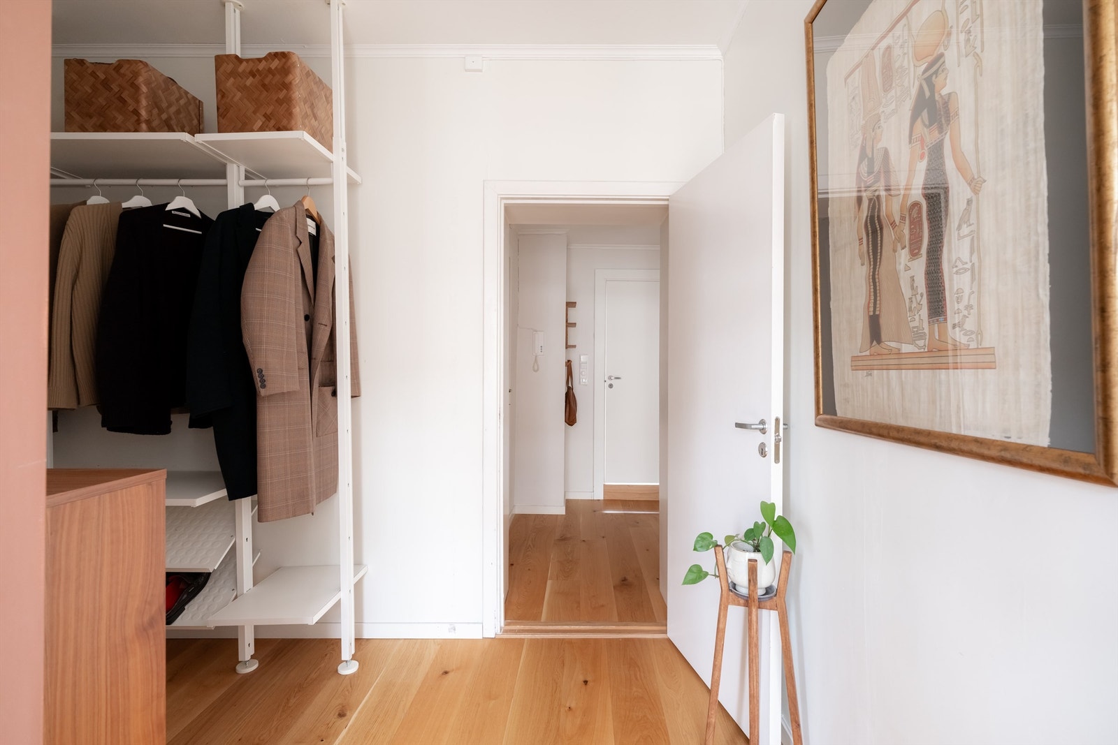 Praktisk garderobeløsning på hovedsoverommet. Galleribilde