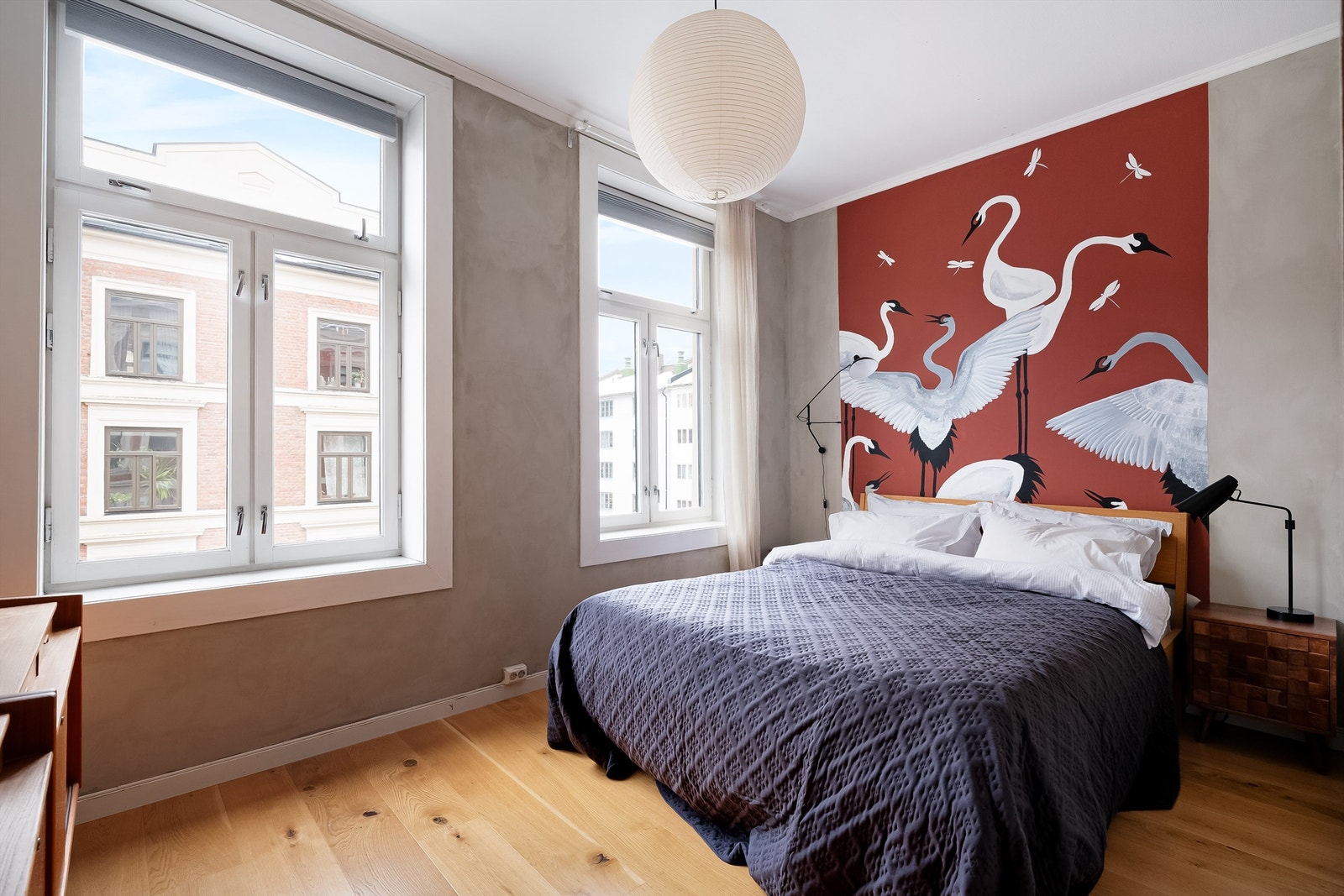 Rommet er malt i tidsriktige og behagelige farger og som sammen med de store vindusflatene skaper en luftig og lys atmosfære. Galleribilde