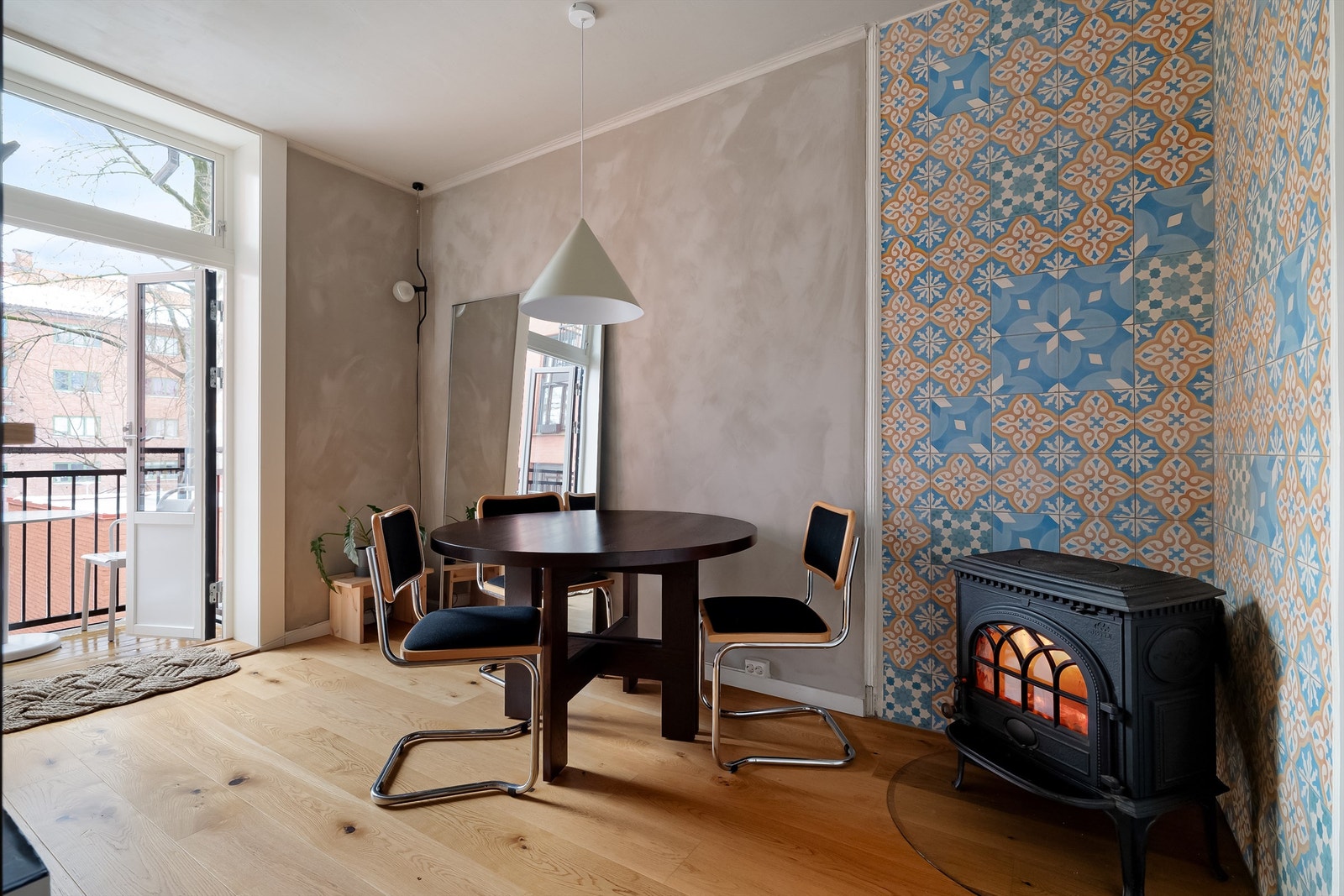 På soverommet er det en hyggelig peisovn. Galleribilde