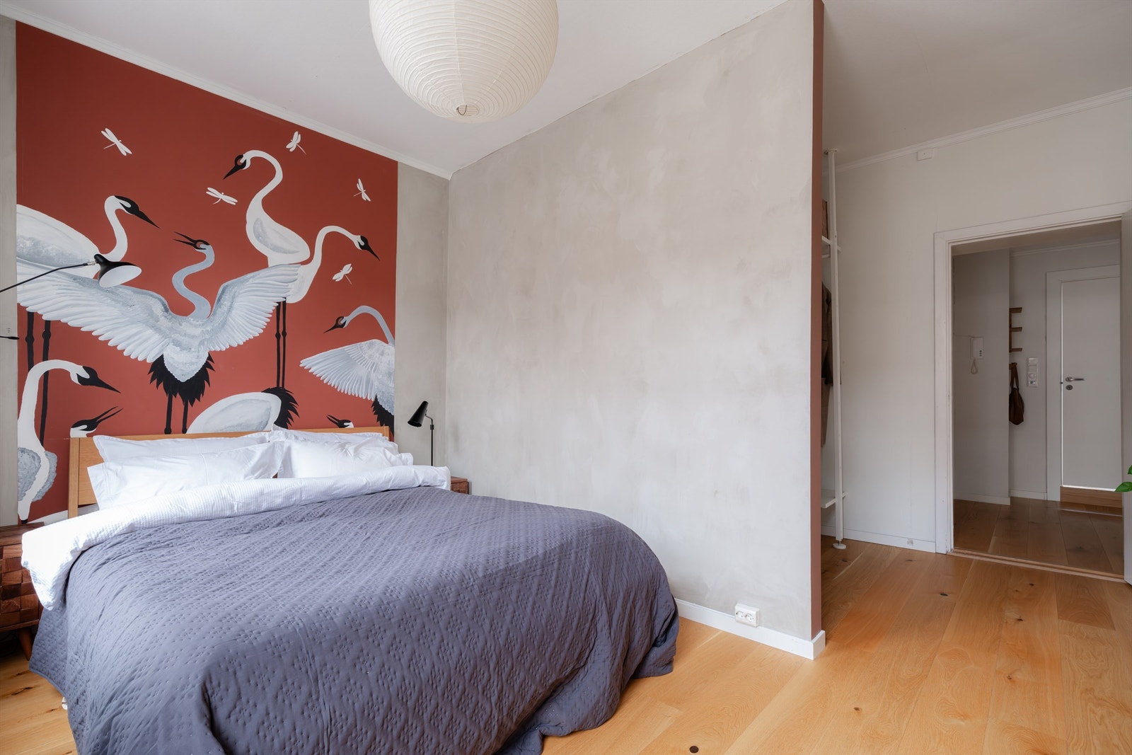 Hovedsoverommet er romslig og har god plass til å innrede med både dobbeltseng og nattbord. Galleribilde