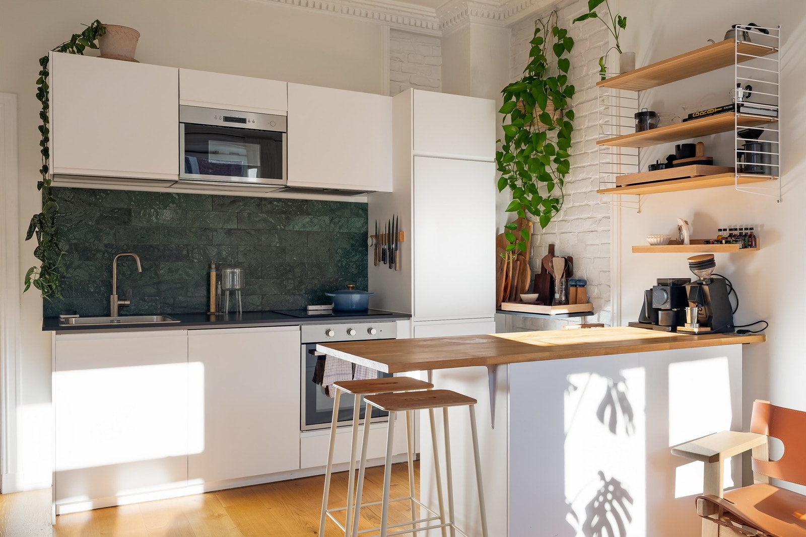 Innredningen er av glatte fronter med benkeplate av laminat og nedfelt oppvaskkum. Galleribilde