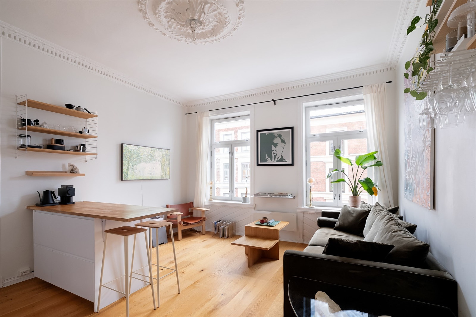 Dette er en gjennomgående, lys og sjarmerende 3-roms leilighet med ettertraktet beliggenhet. Foto: Borowiak, Chris. Galleribilde