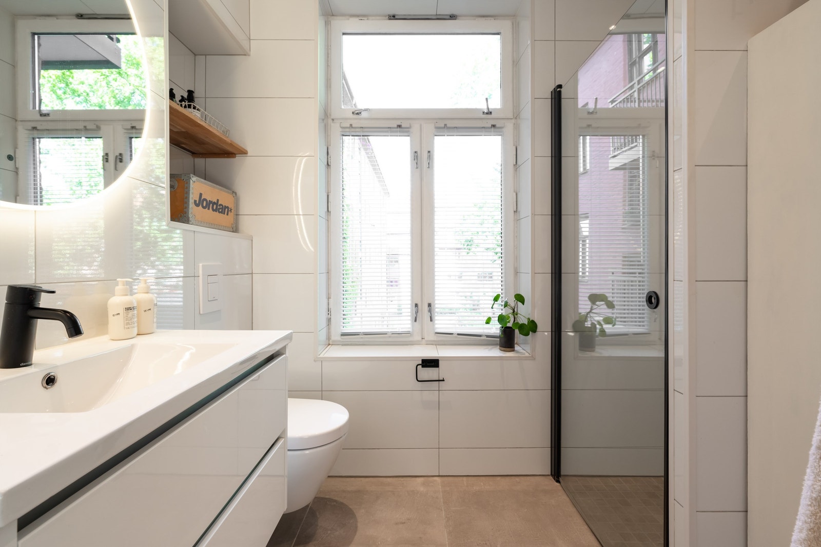 Himlingen er utstyrt med innfelte downlights som gir et godt og jevnt lys. Praktisk skap som skjuler kombinert vaskemaskin og tørketrommel. Galleribilde