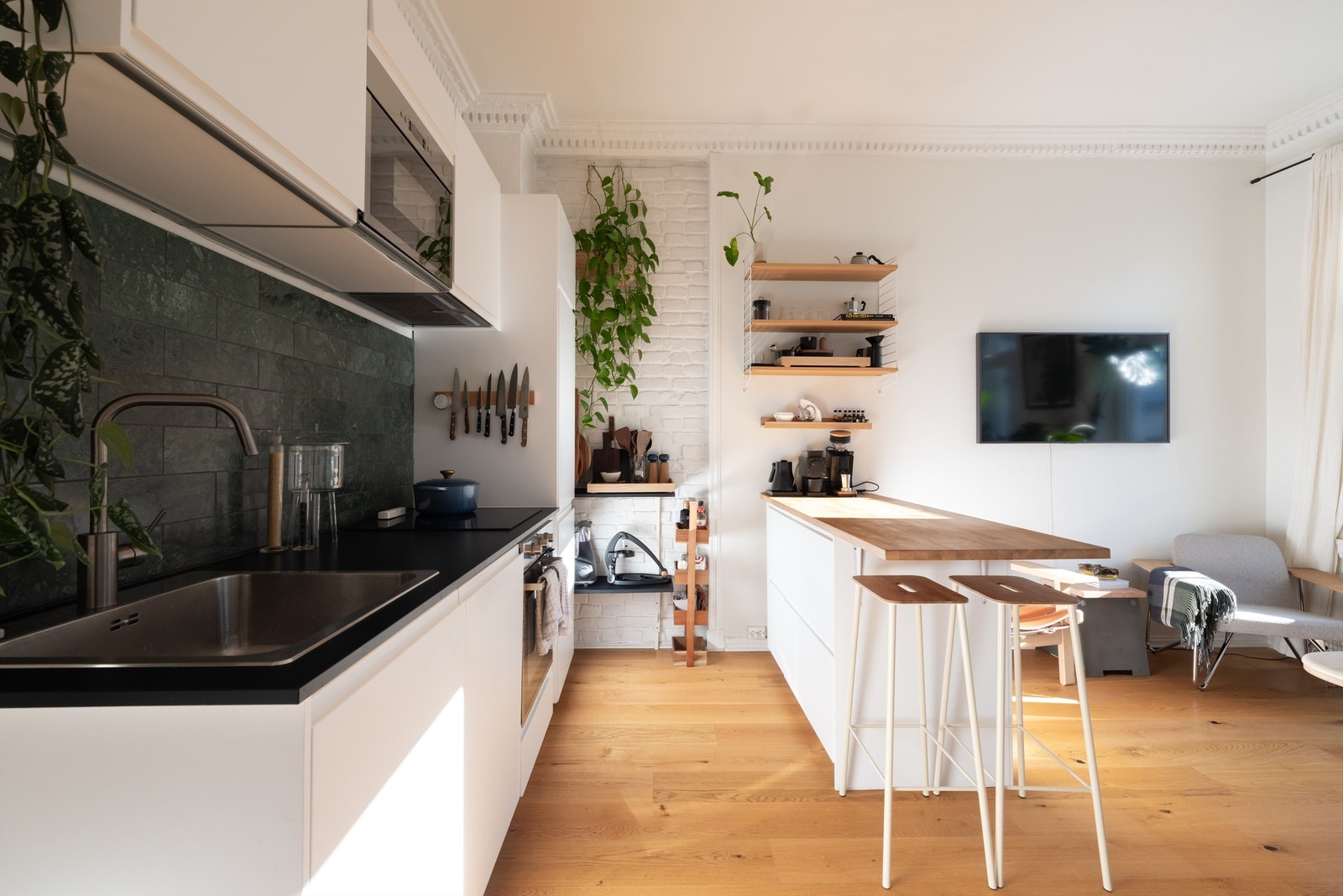 Kjøkkenet er holdt i en sosial, åpen løsning mot stuen der du har god kommunikasjon med gjestene mens middagen lages. Galleribilde