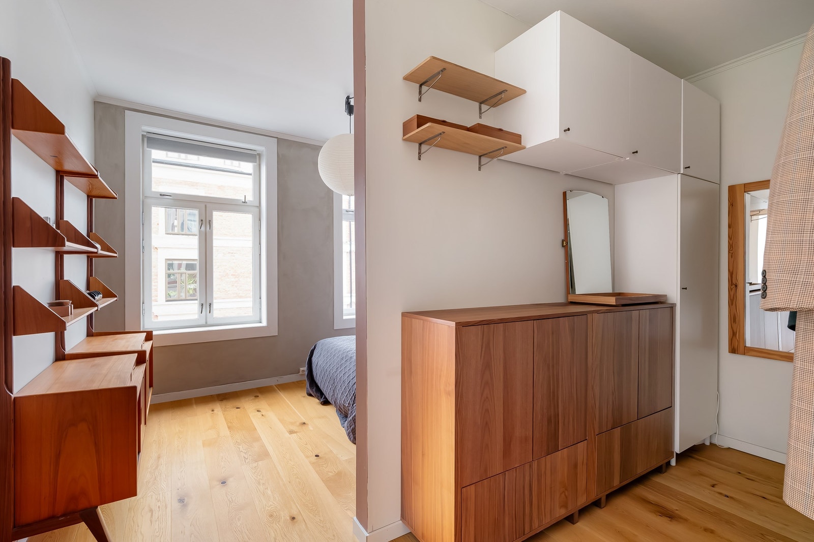 Hovedsoverommet er innredet med en stor og romslig garderobeløsning som gir godt med oppbevaringsplass. Galleribilde