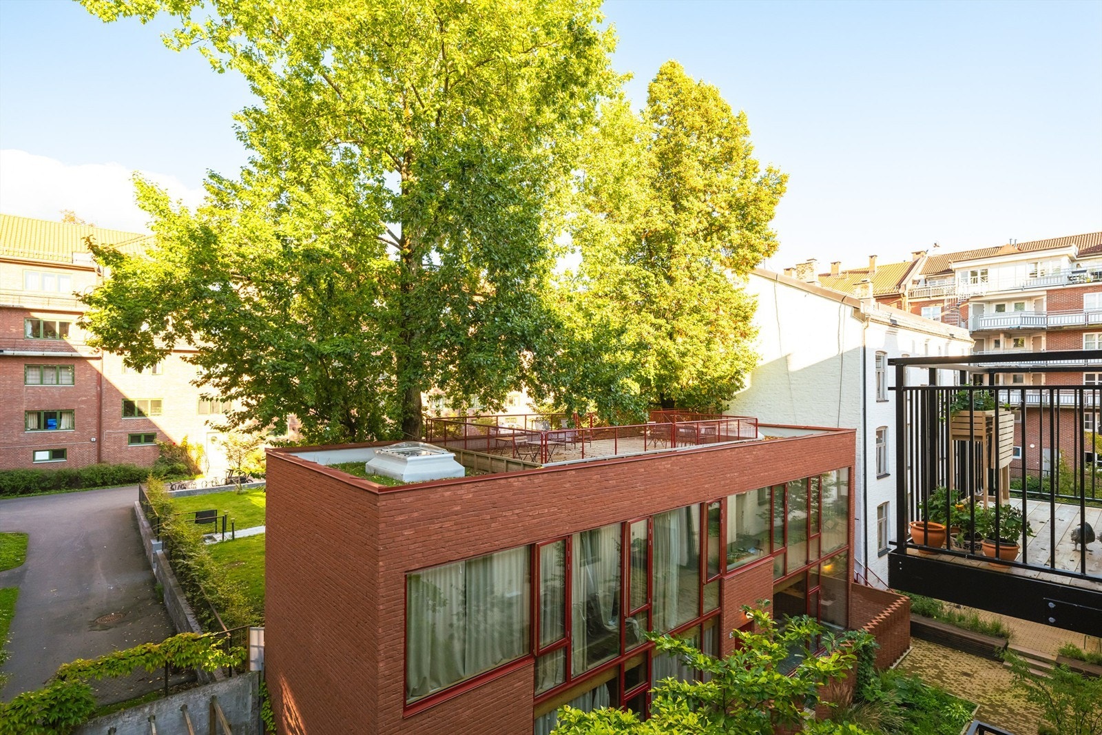 Balkongen vender mot nordøst - ifølge selger er det sol fra ca. klokken 06:00 til 12:00 ved midtsommer. Galleribilde