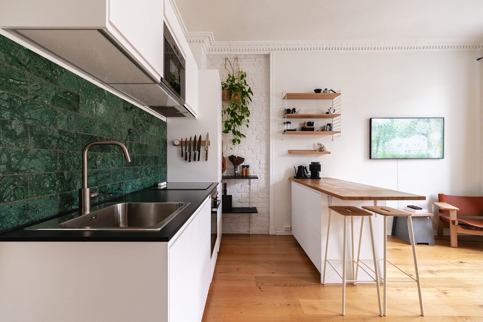 Kjøkkenet har stekeovn, platetopp, oppvaskmaskin og kombinert kjøl-/fryseskap sømløst integrert i innredningen. Galleribilde