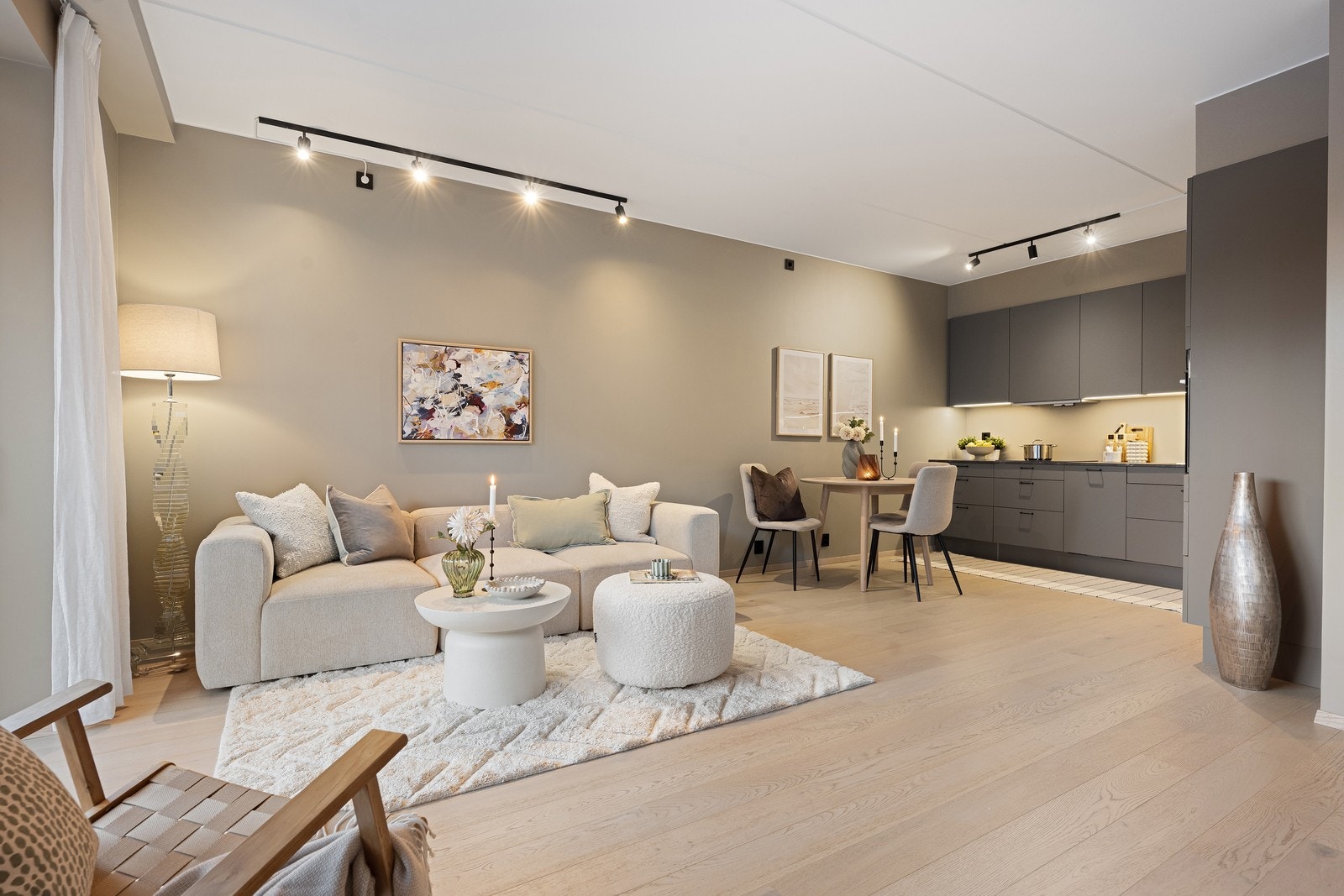 Leiligheten er lekker og morderne. Det er valgt flotte farger på vegger, gulv og fliser som er gjennomgående for leiligheten. Galleribilde