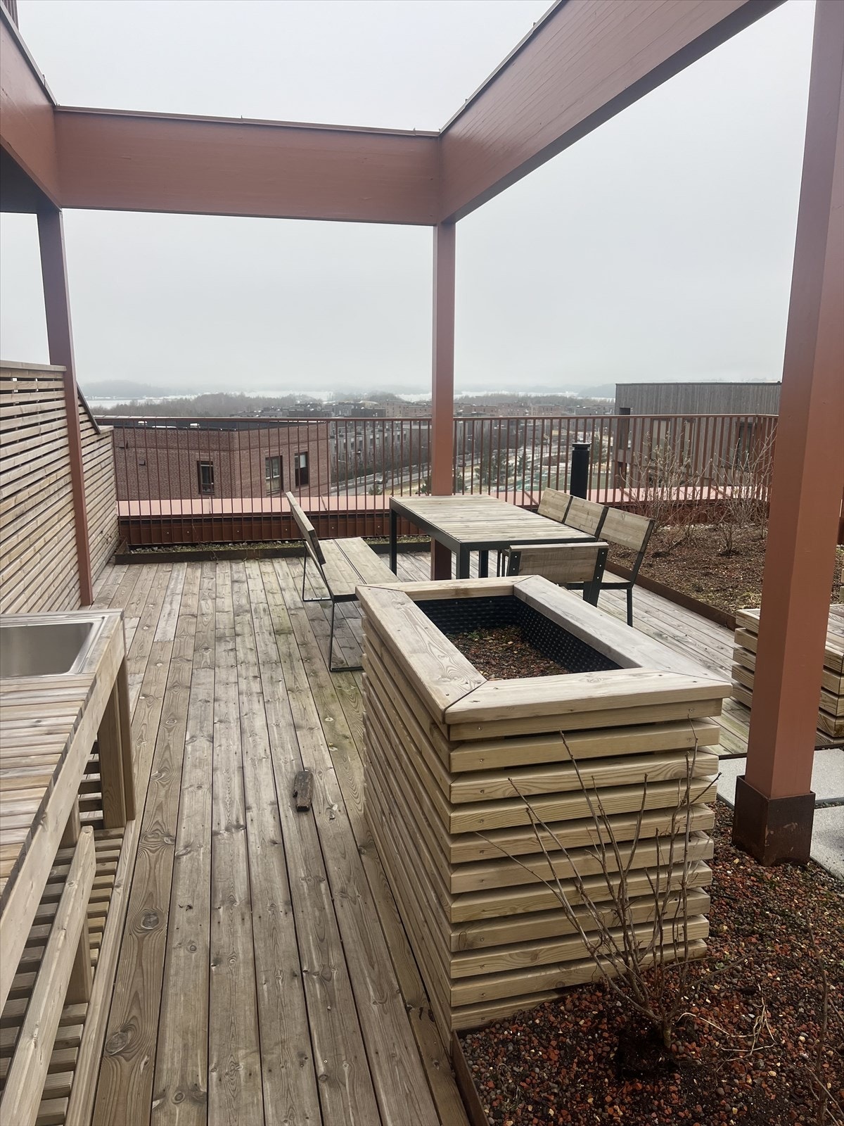 Takterrasse med sittegrupper, beplantning, plantekasser og utekjøkken. Galleribilde