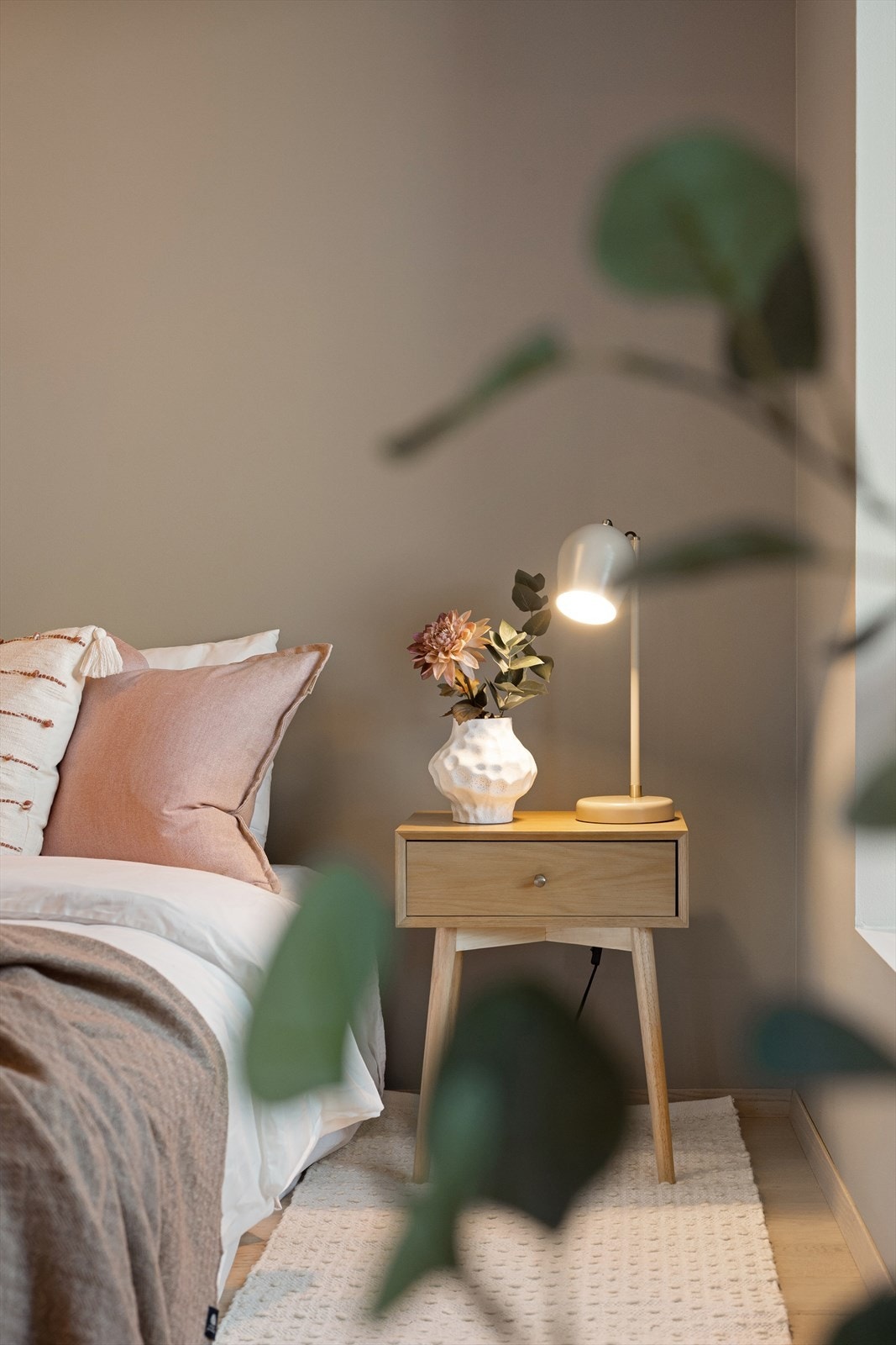 Soverommet har god plass til nattbord på hver side av sengen. Galleribilde