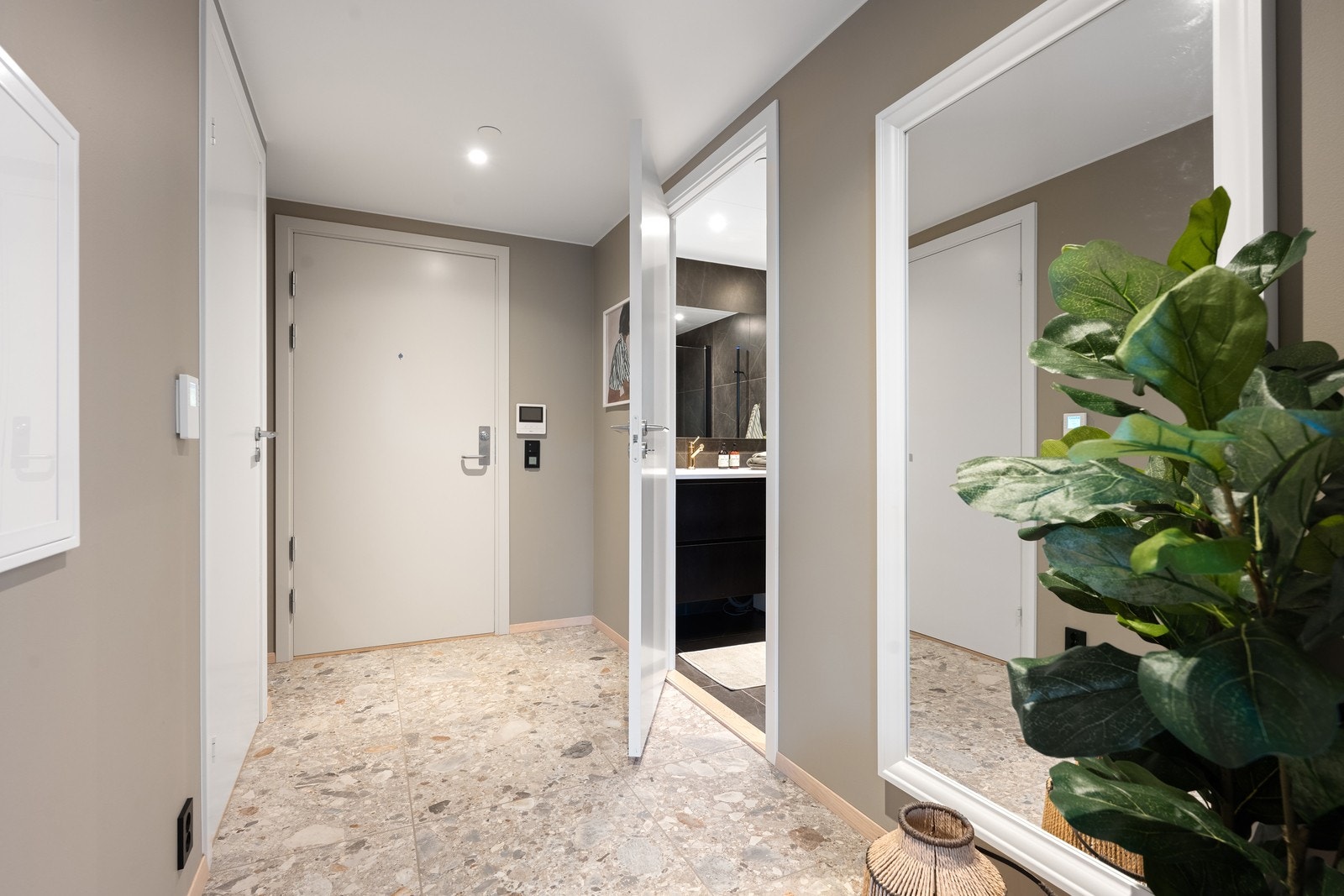 Du møtes av en innbydende entré med slitesterke fliser på gulvet og adkomst til badet. Galleribilde