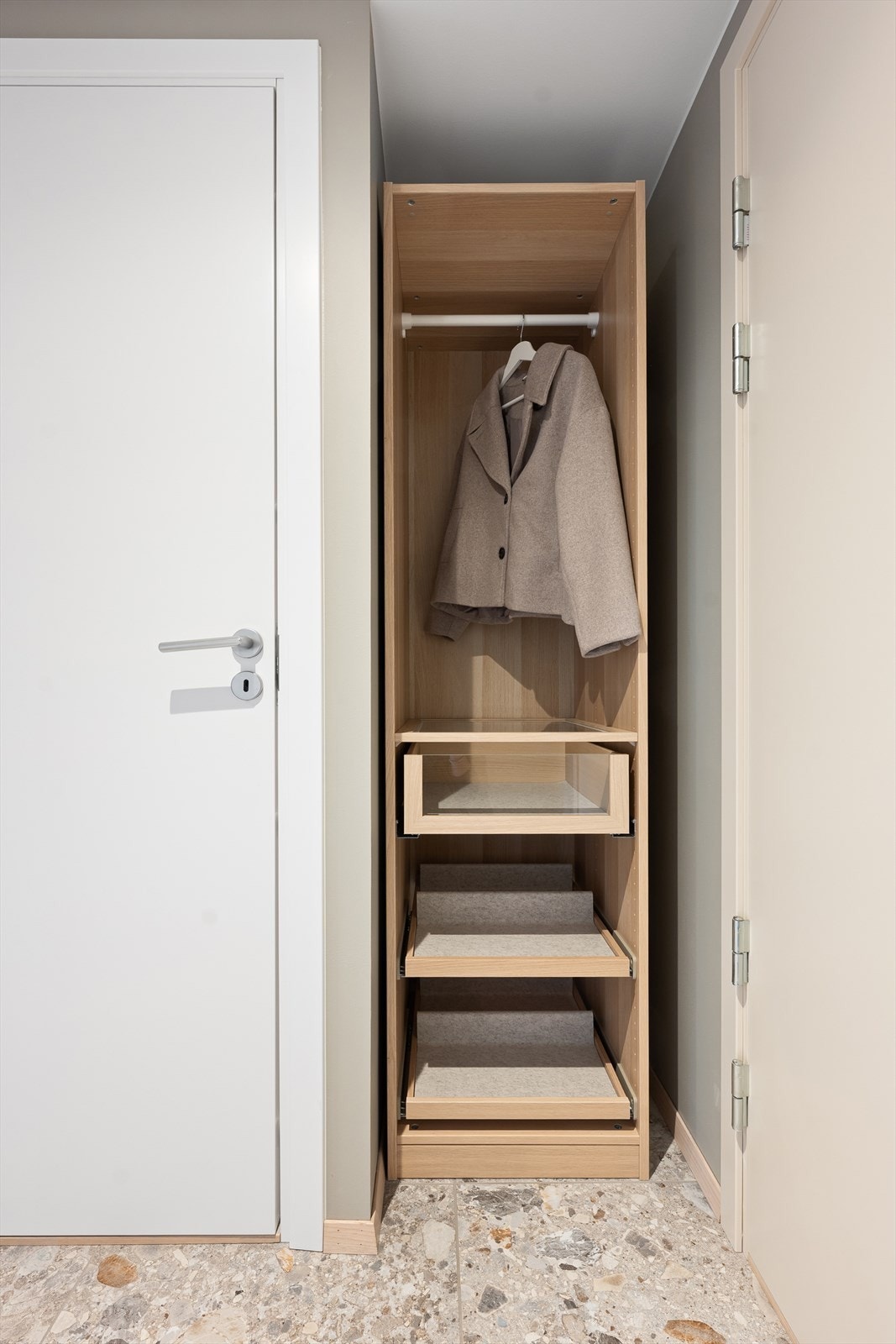 En praktisk garderobeløsning i entreén sørger for oppbevaring av yttertøy. Galleribilde