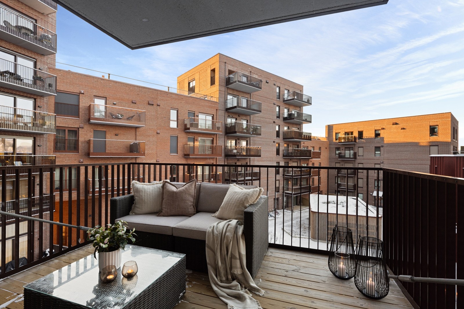 Balkongen er sydvestvendt med gode solforhold til sen kveld på sommeren.. Galleribilde