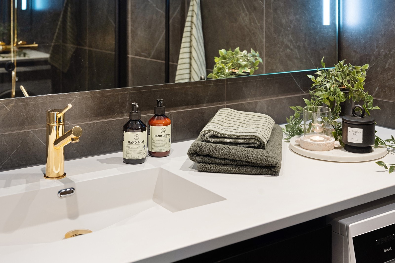 Lekker baderomsinnredning med mye benkeplass. Nedfelt servant og god oppbevaringsplass i skuffer. Galleribilde