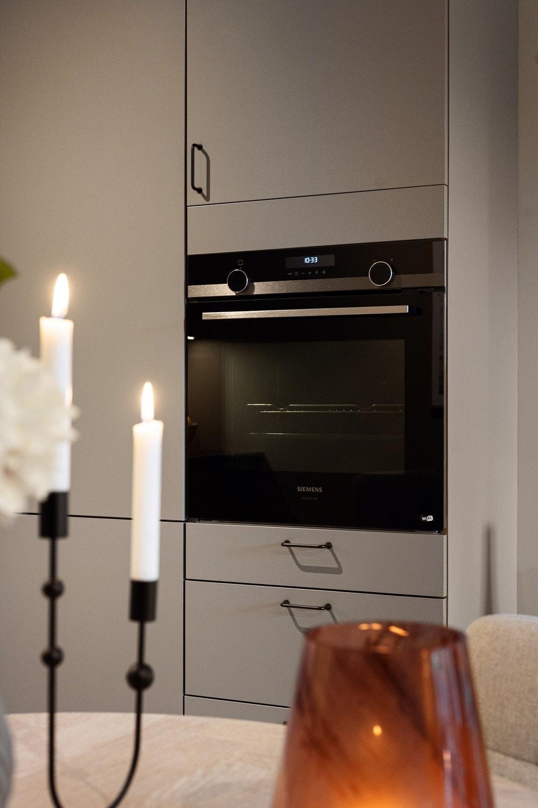 Alle hvitevarer som stekeovn, platetopp, kjøl/frys og oppvaskmaskin er integrert og medfølger leiligheten. Galleribilde