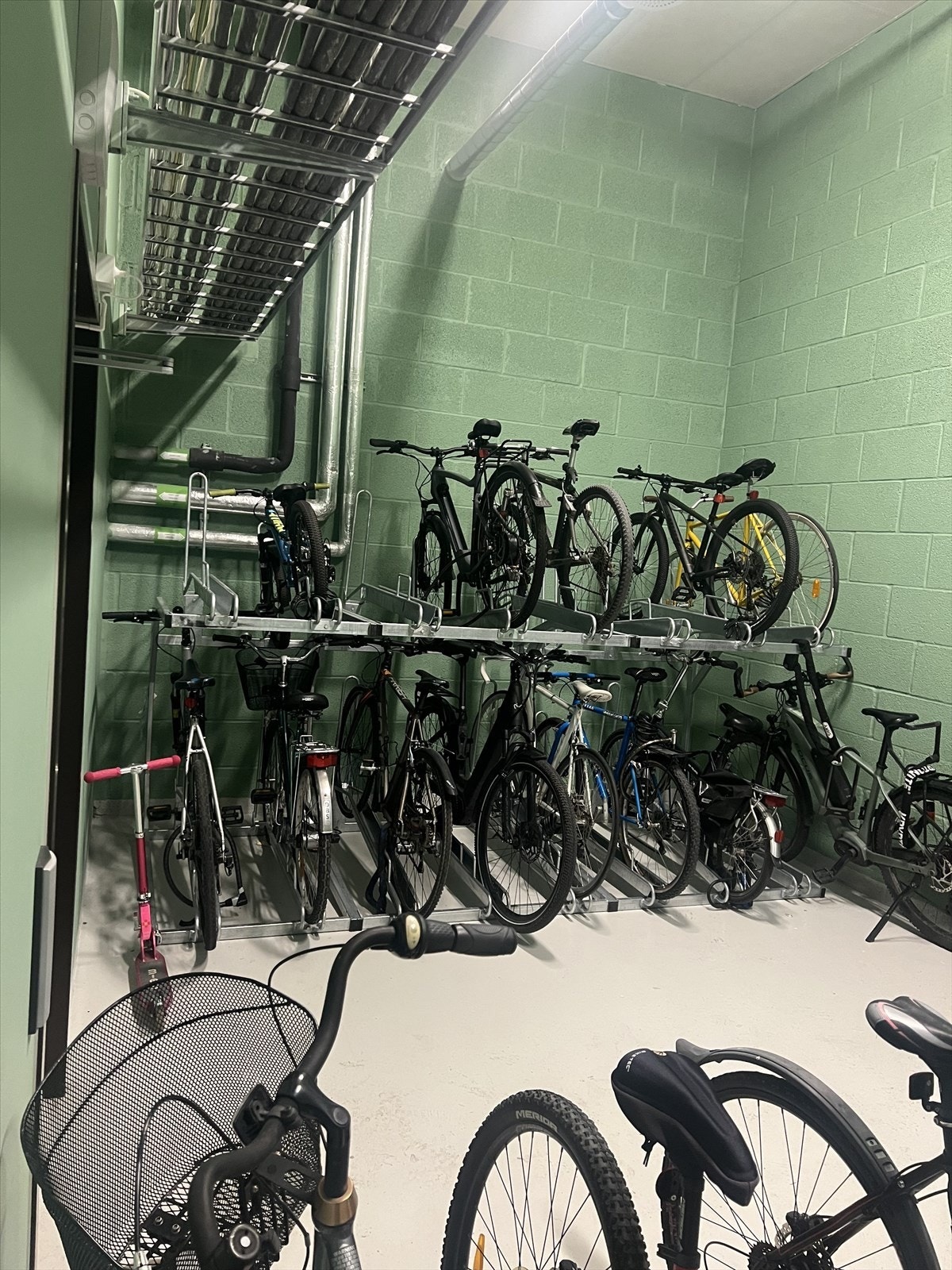 Felles sykkelbod i kjelleren. Galleribilde