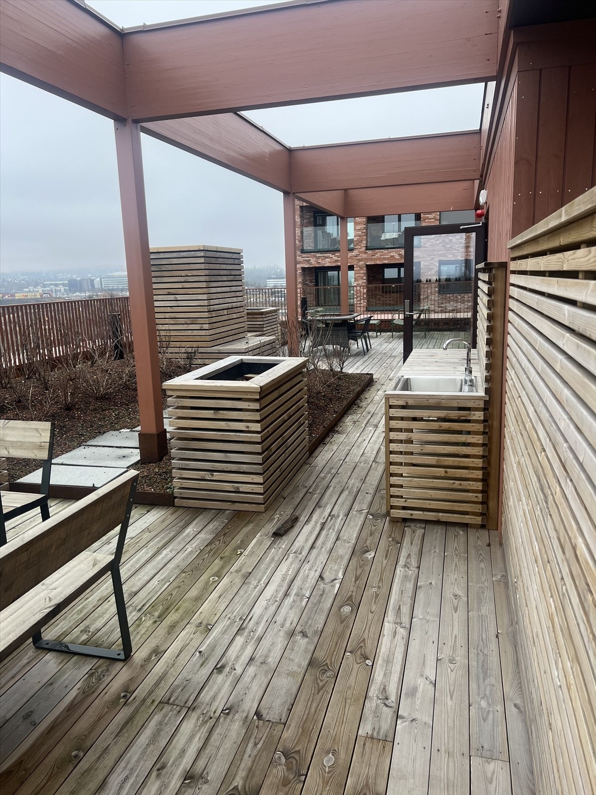 Flott og stor takterrasse med utekjøkken og mye sitteplasser. Galleribilde