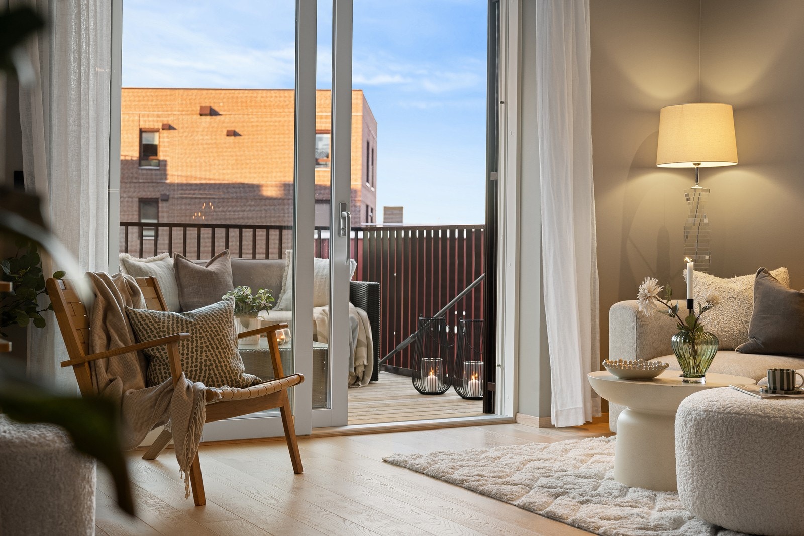 Fra stuen er det utgang til balkongen som er et ekstra uterom på sommeren. Galleribilde