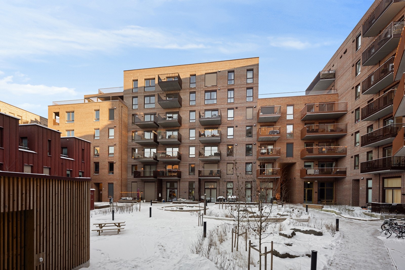 Bygget fra 2024 har en solid konstruksjon med fasader kledd i tegl. Galleribilde